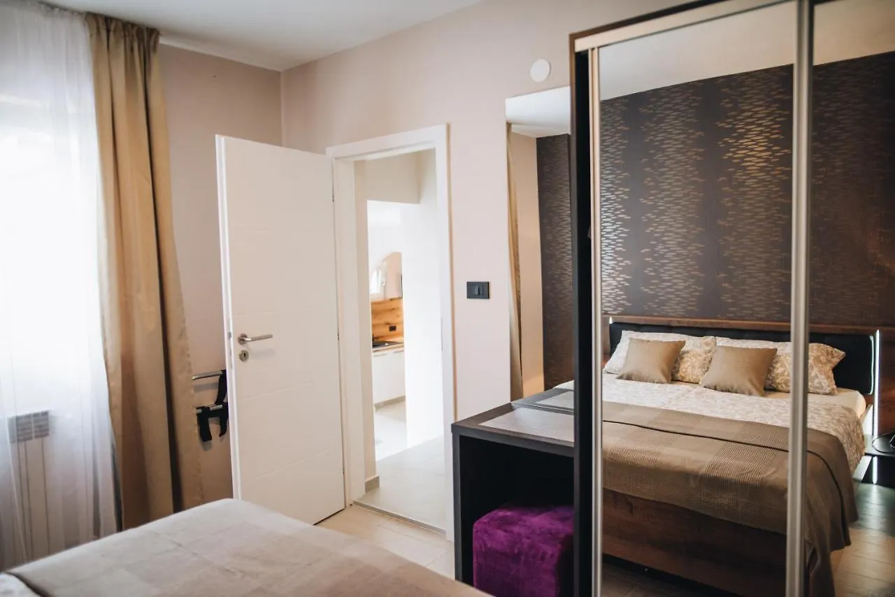 Lägenhet Stay In The Very Heart Of Porec - 50M To The Beach Kroatien