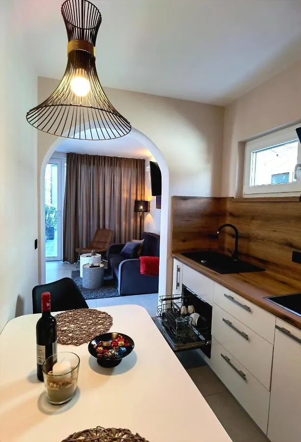 Stay In The Very Heart Of Porec - 50M To The Beach Lägenhet